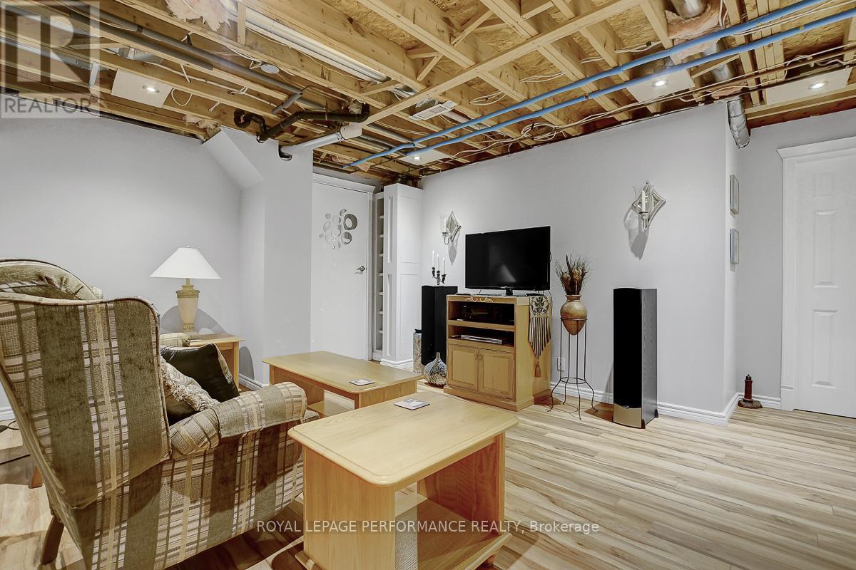 












32 PARKLANDS AVENUE

,
Russell,




Ontario
K4R1A2

