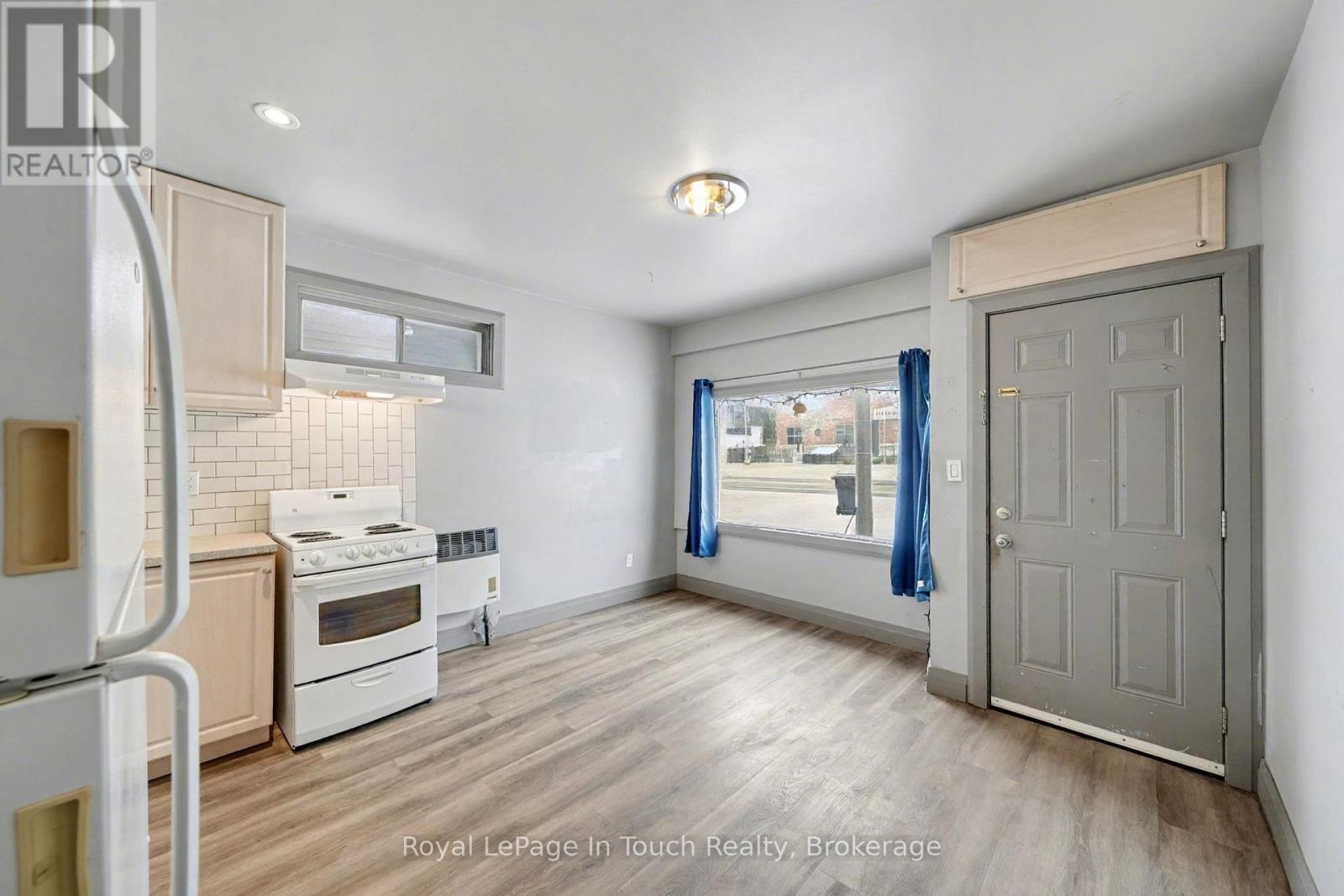 












A - 7 ROBERT STREET W

,
Penetanguishene,




Ontario
L9M1T9

