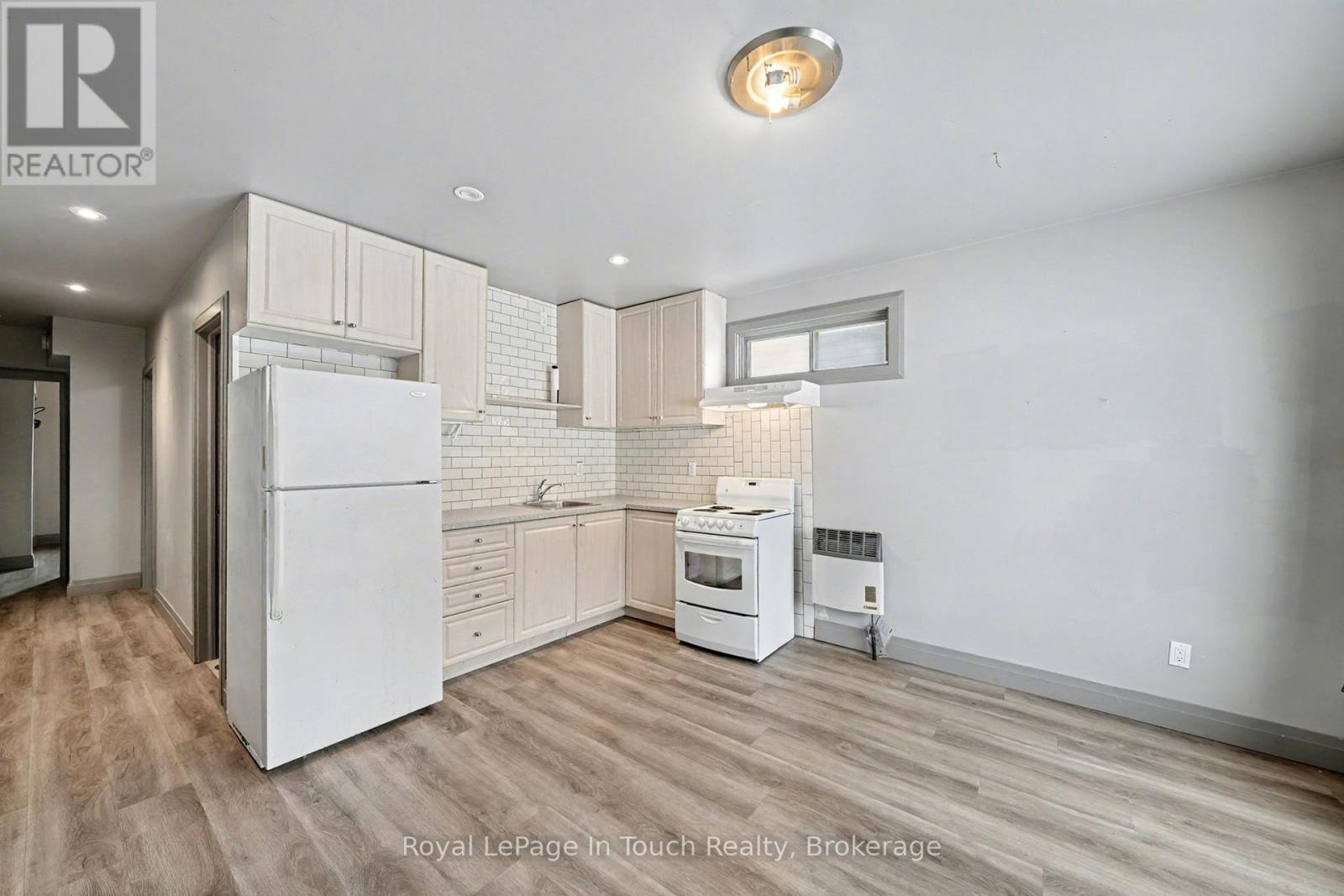 












A - 7 ROBERT STREET W

,
Penetanguishene,




Ontario
L9M1T9

