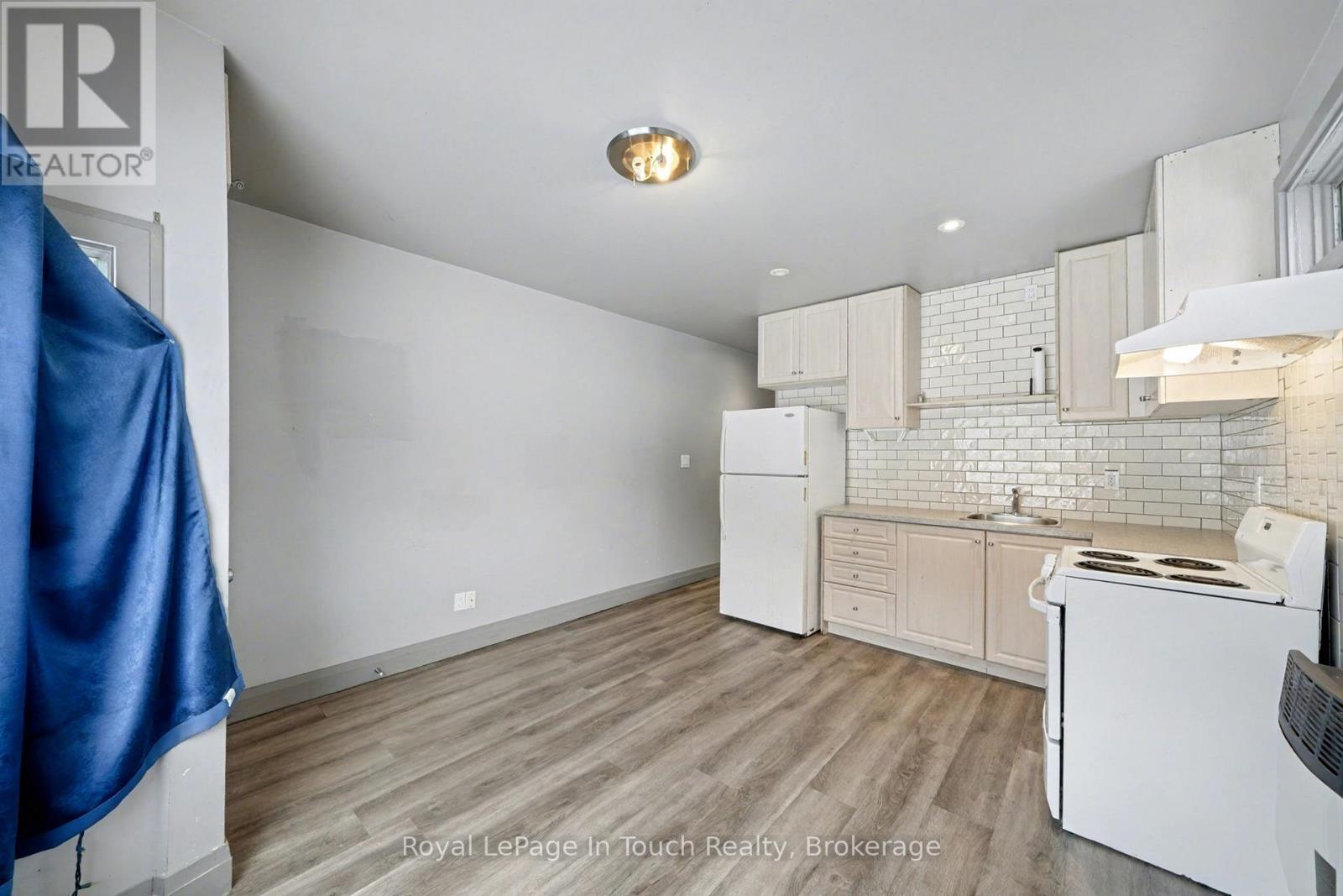 












A - 7 ROBERT STREET W

,
Penetanguishene,




Ontario
L9M1T9

