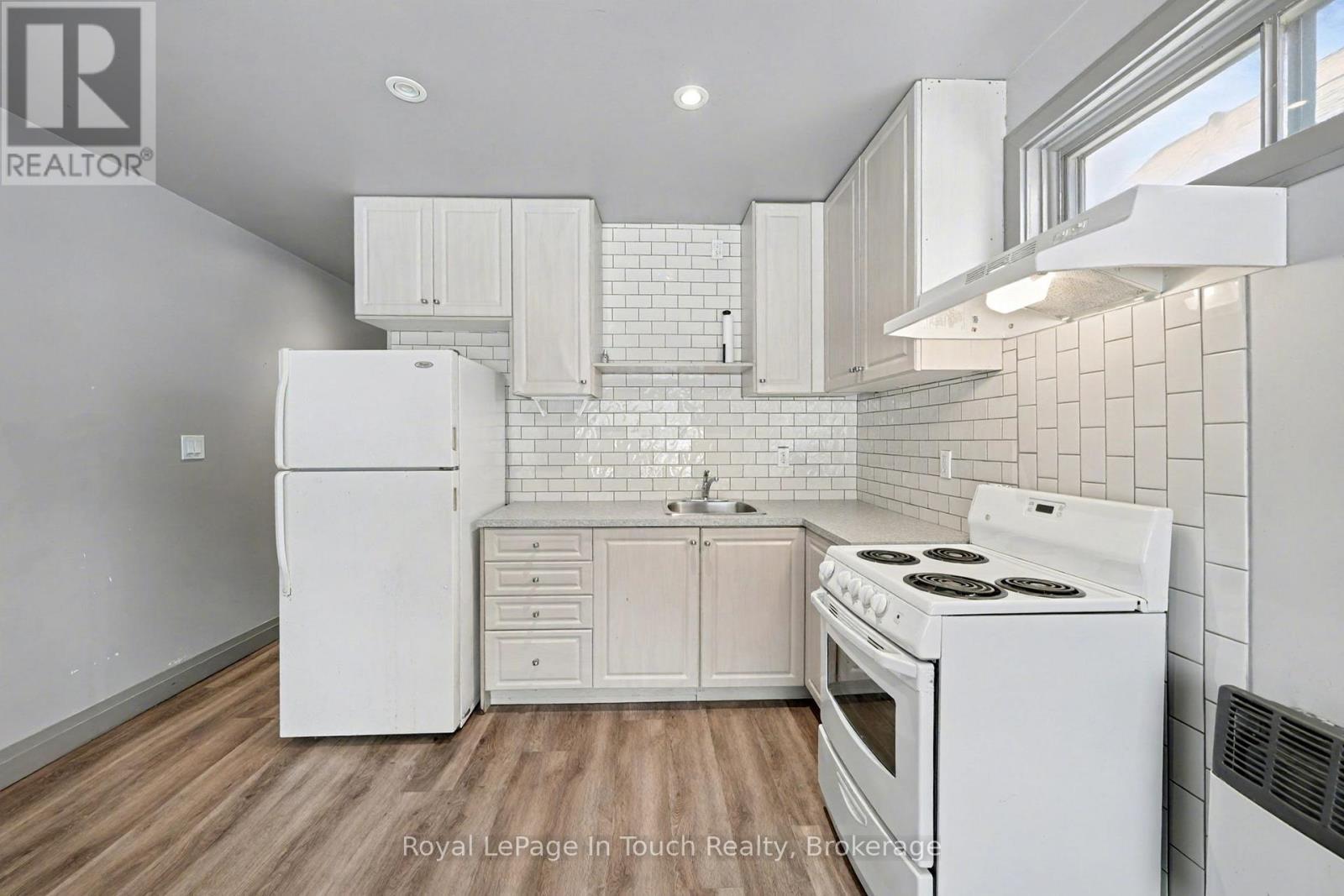 












A - 7 ROBERT STREET W

,
Penetanguishene,




Ontario
L9M1T9

