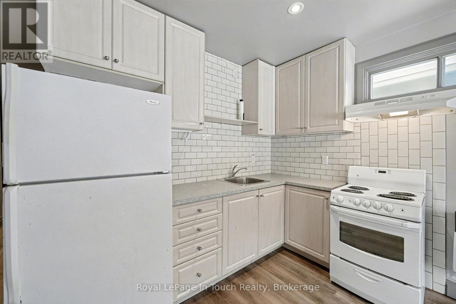 












A - 7 ROBERT STREET W

,
Penetanguishene,




Ontario
L9M1T9

