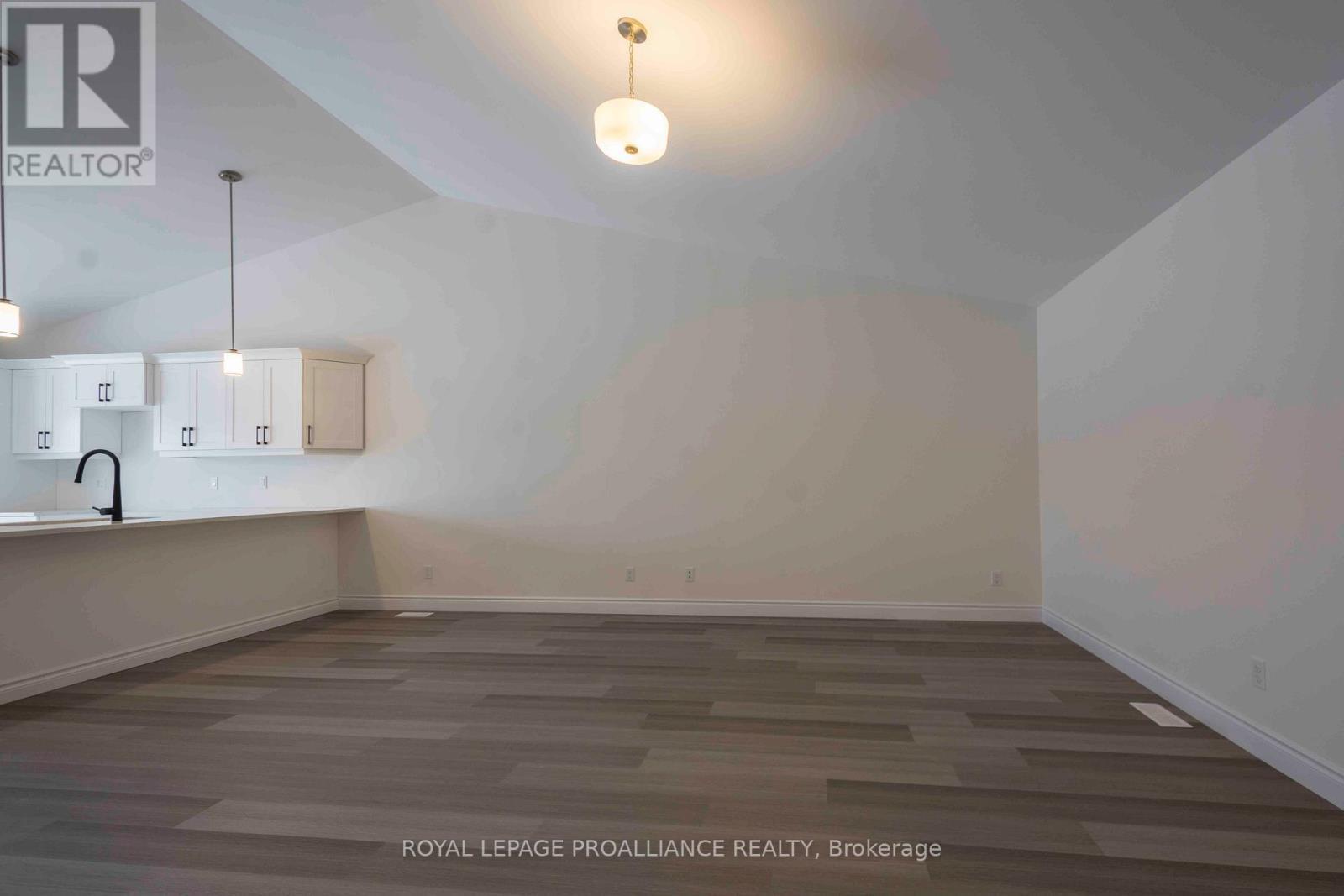 












121 FARRINGTON CRESCENT

,
Prince Edward County (Picton Ward),




Ontario
K0K2T0

