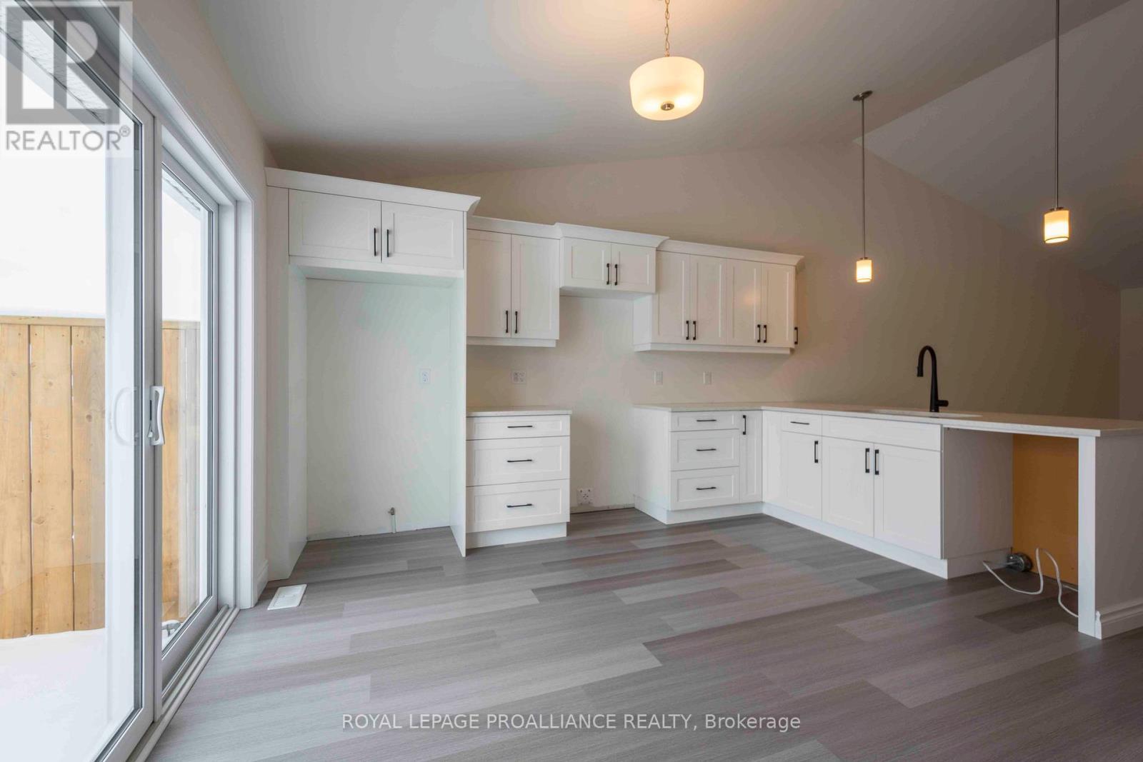 












121 FARRINGTON CRESCENT

,
Prince Edward County (Picton Ward),




Ontario
K0K2T0

