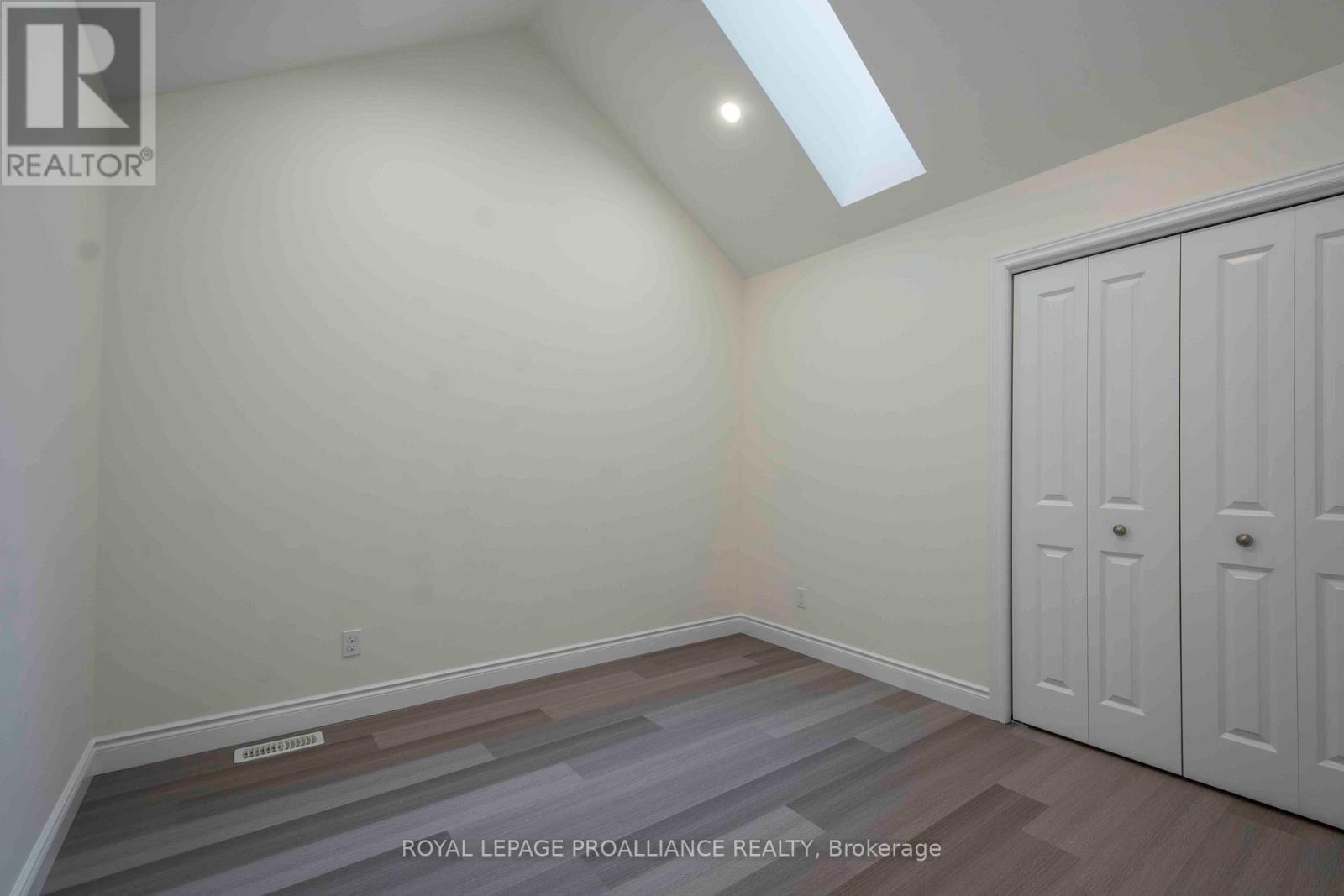 












121 FARRINGTON CRESCENT

,
Prince Edward County (Picton Ward),




Ontario
K0K2T0

