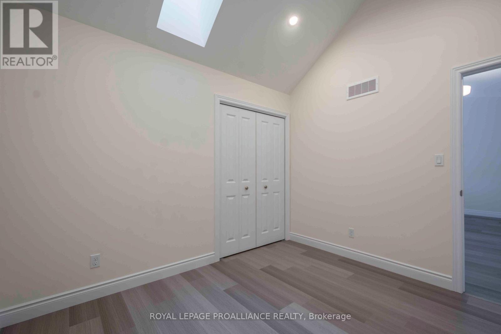 












121 FARRINGTON CRESCENT

,
Prince Edward County (Picton Ward),




Ontario
K0K2T0

