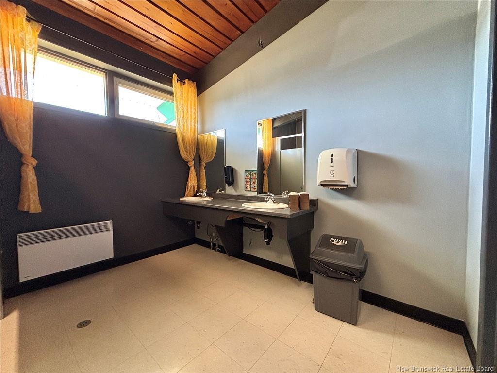 









895


St Anne

,
Bathurst,




NB
E2A 2N5

