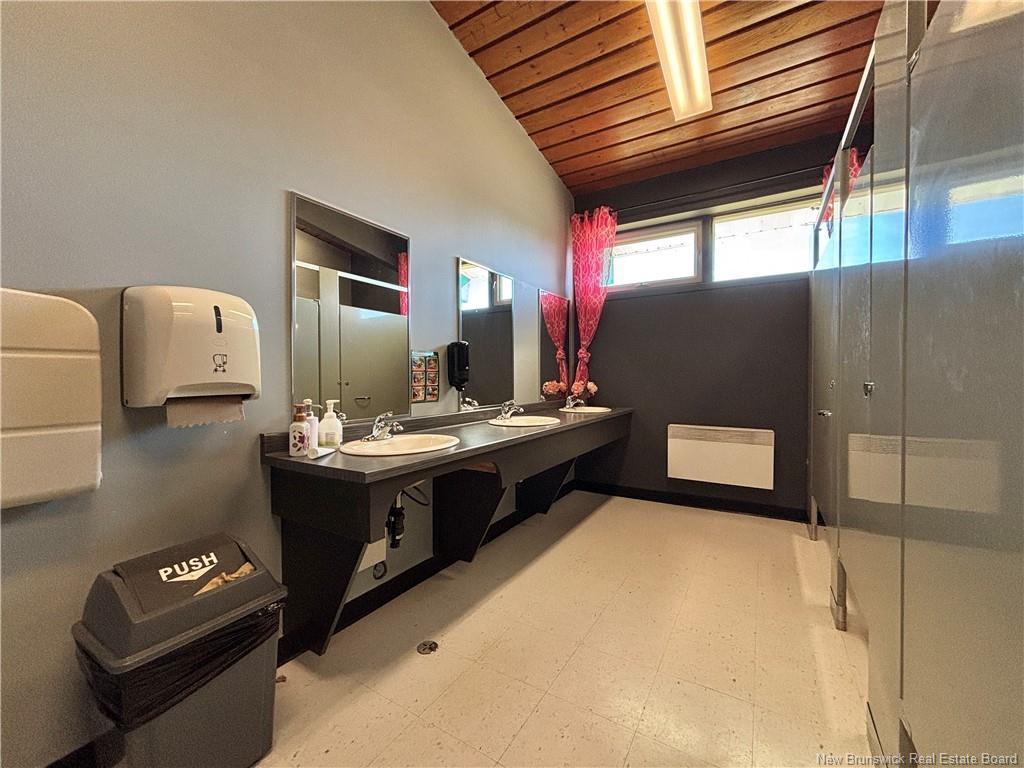 









895


St Anne

,
Bathurst,




NB
E2A 2N5

