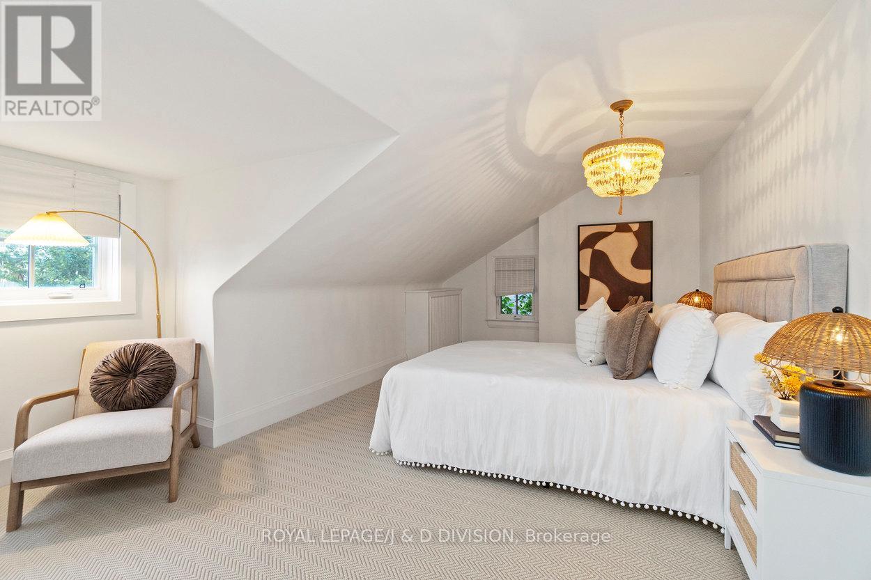 












146 BALMORAL AVENUE

,
Toronto,




Ontario
M4V1J4

