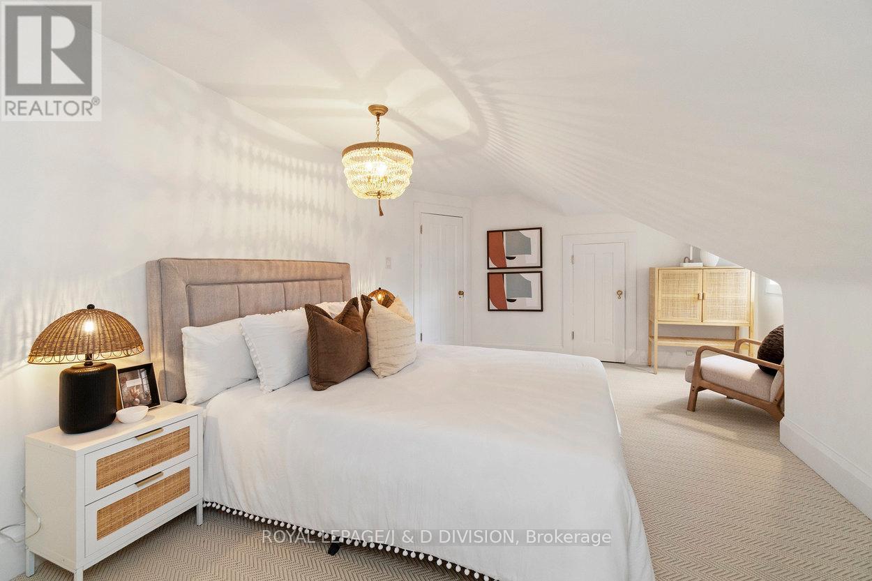 












146 BALMORAL AVENUE

,
Toronto,




Ontario
M4V1J4

