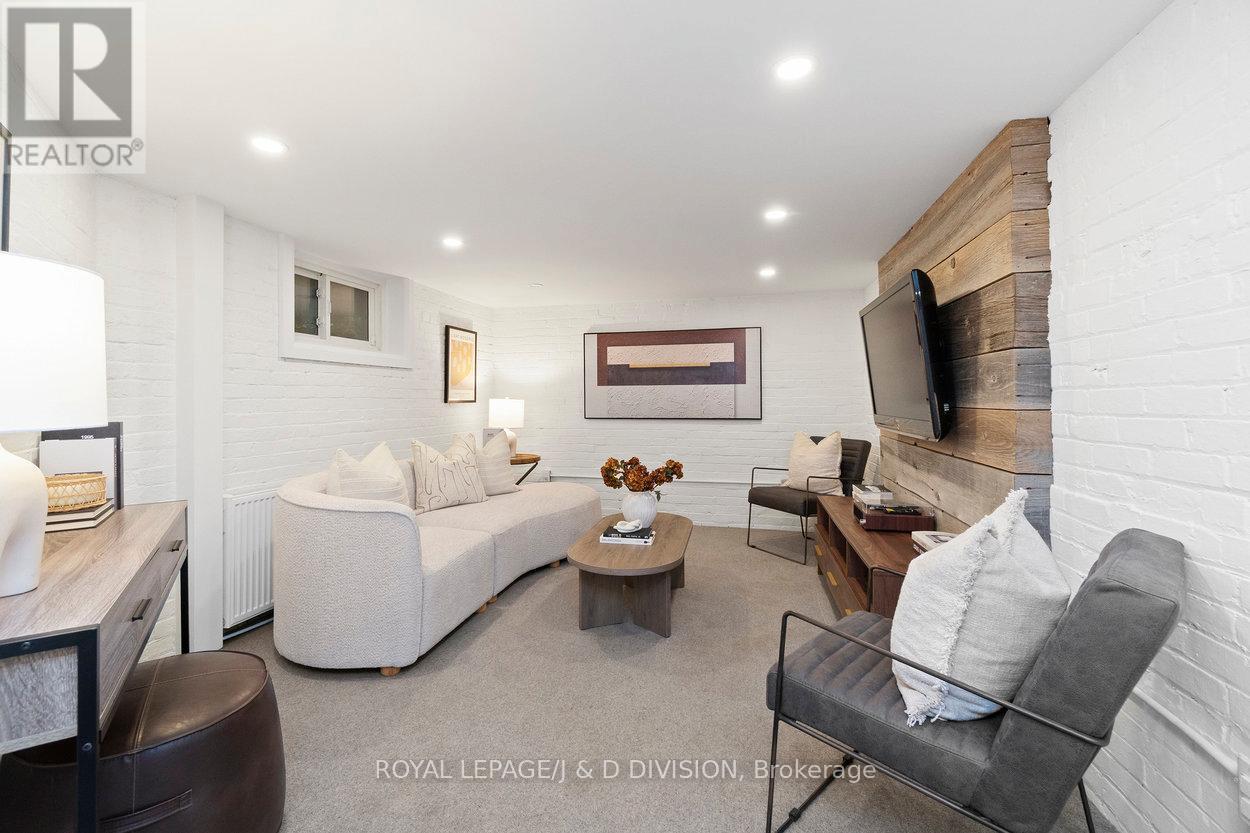 












146 BALMORAL AVENUE

,
Toronto,




Ontario
M4V1J4

