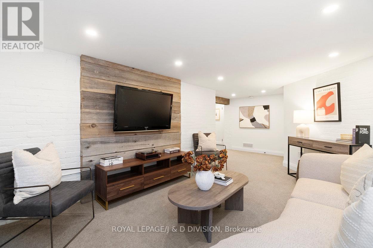 












146 BALMORAL AVENUE

,
Toronto,




Ontario
M4V1J4

