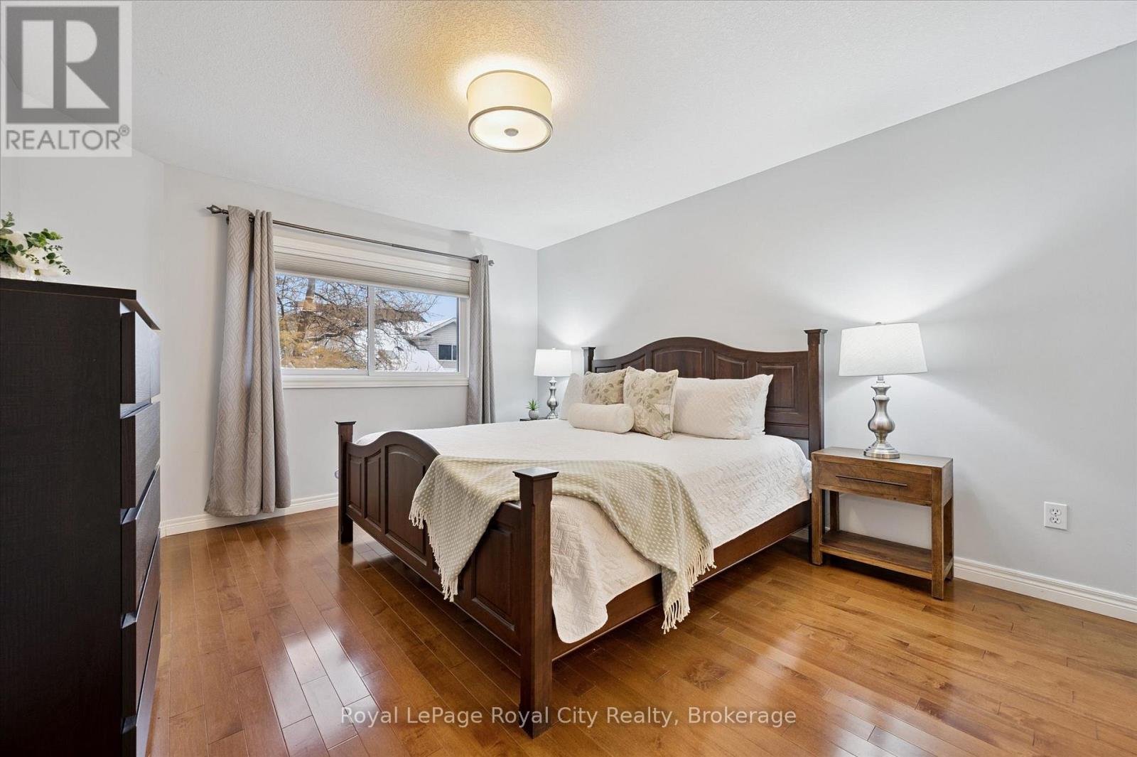 












92 SCHRODER CRESCENT

,
Guelph (Grange Road),




Ontario
N1E7B4

