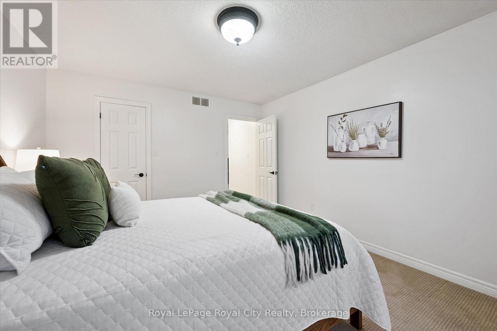 












92 SCHRODER CRESCENT

,
Guelph (Grange Road),




Ontario
N1E7B4

