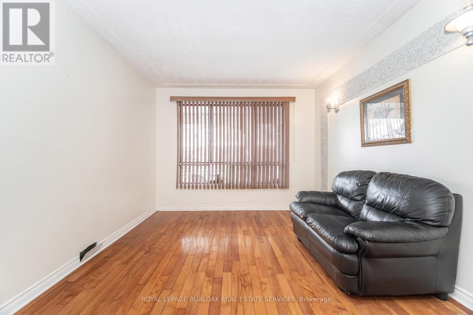 












163 CONNAUGHT AVENUE N

,
Hamilton,




Ontario
L8L6Z4

