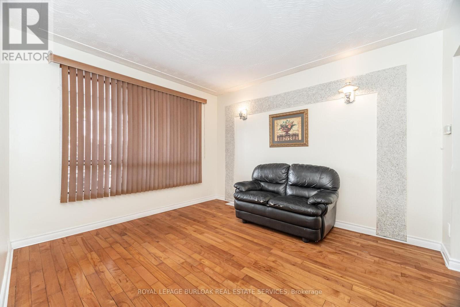 












163 CONNAUGHT AVENUE N

,
Hamilton,




Ontario
L8L6Z4

