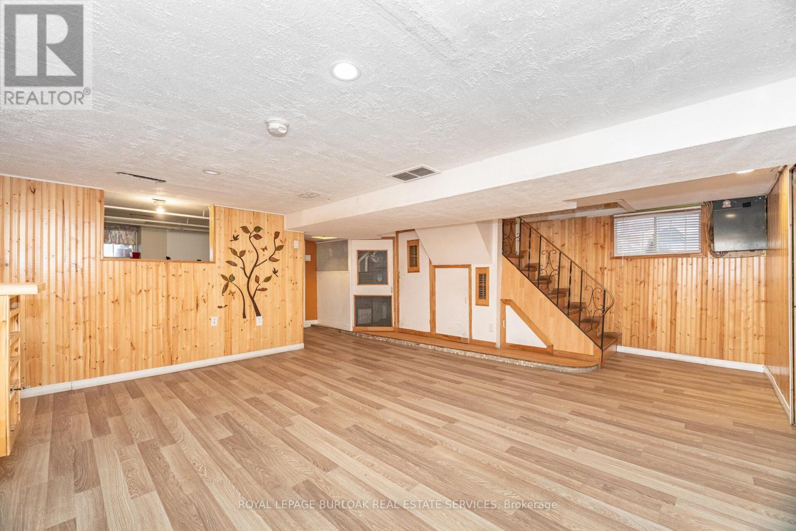 












163 CONNAUGHT AVENUE N

,
Hamilton,




Ontario
L8L6Z4

