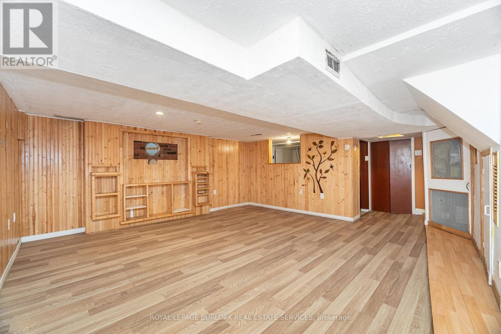 












163 CONNAUGHT AVENUE N

,
Hamilton,




Ontario
L8L6Z4

