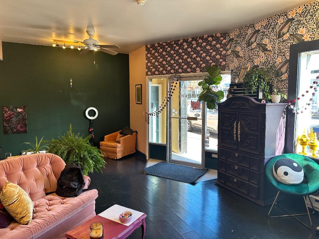 









2916


33

Street,
Vernon,




BC
V1T 5S7

