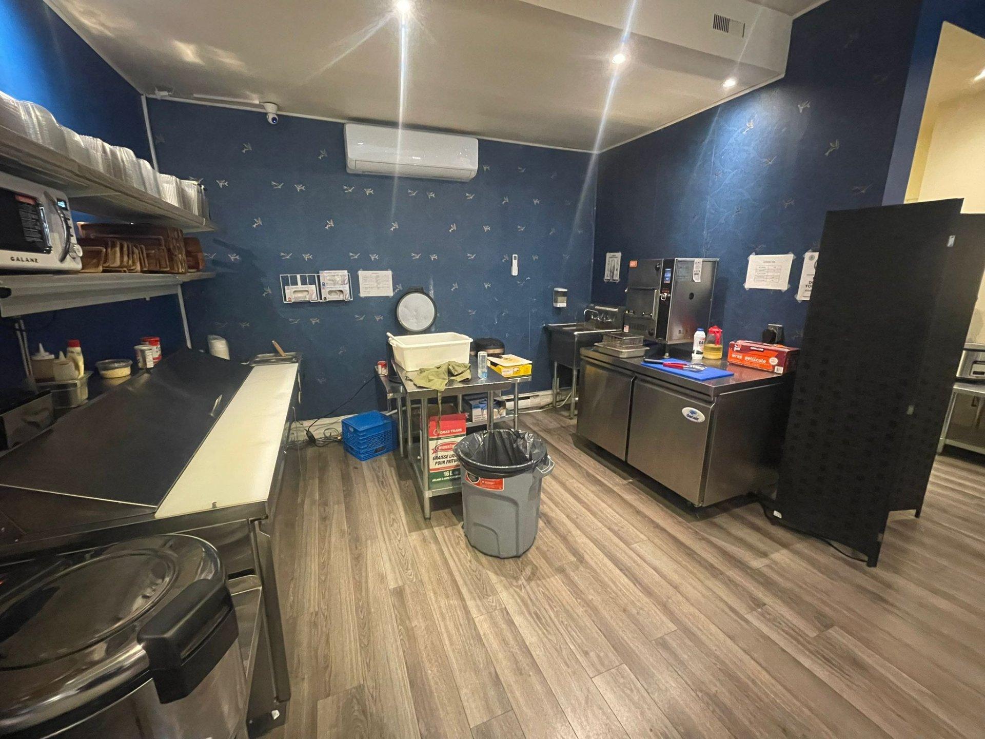 









1613


Rue St-Denis

,
Montréal (Ville-Marie),




QC
H2X3K3

