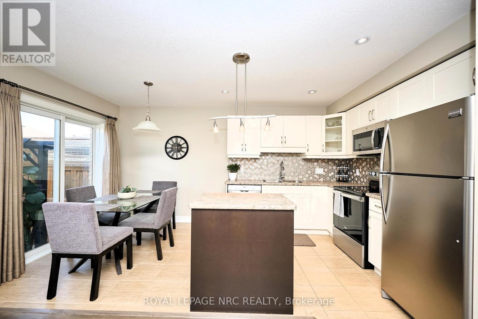 












118 ROSELAWN CRESCENT

,
Welland (Coyle Creek),




Ontario
L3C0C4

