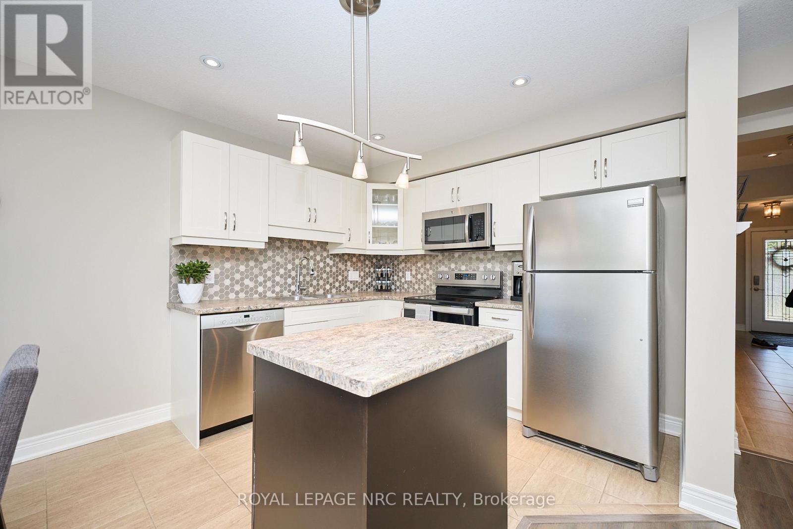 












118 ROSELAWN CRESCENT

,
Welland (Coyle Creek),




Ontario
L3C0C4

