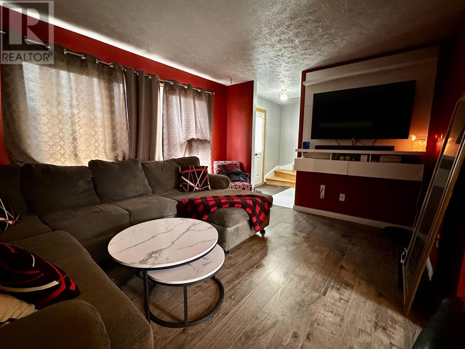 












38 Pearson DR

,
Elliot Lake,




Ontario
P5A2V6

