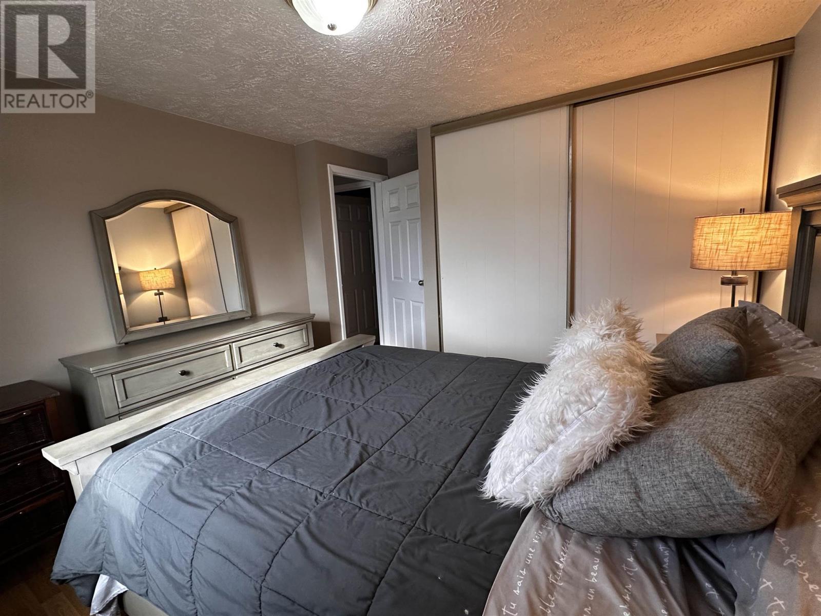 












38 Pearson DR

,
Elliot Lake,




Ontario
P5A2V6

