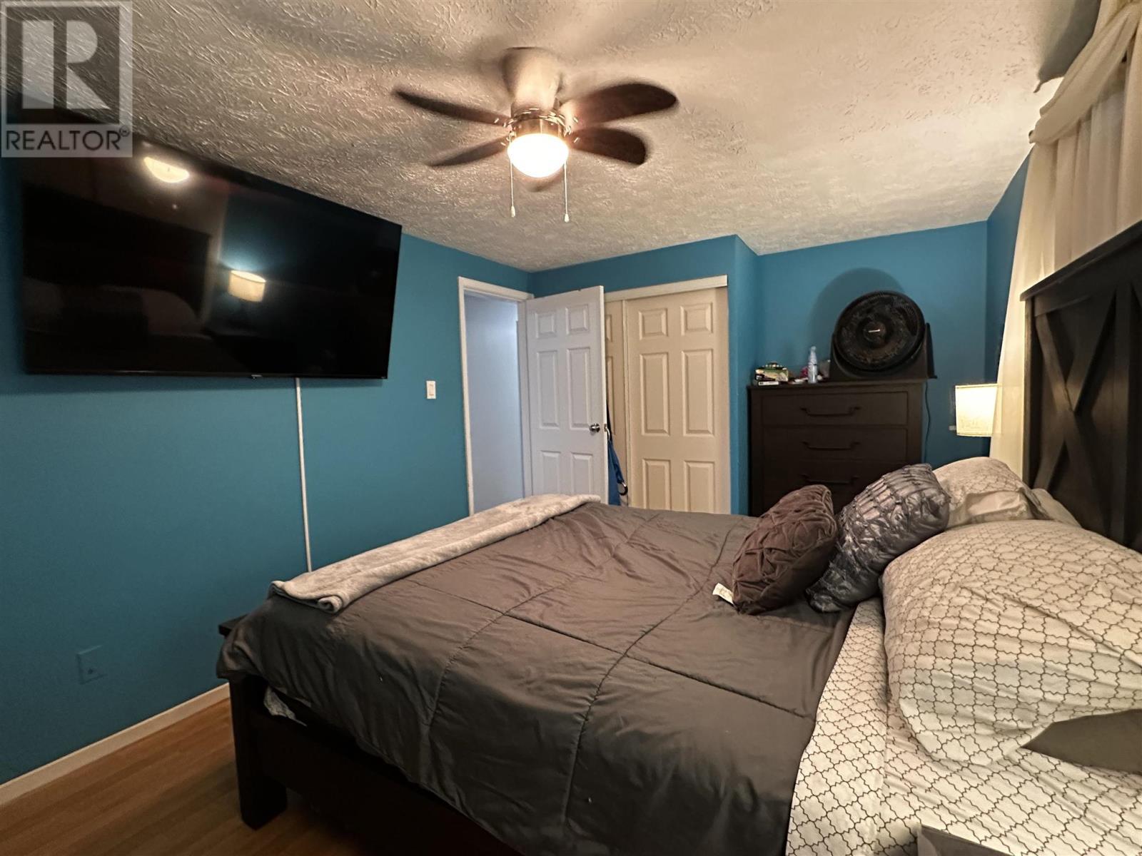 












38 Pearson DR

,
Elliot Lake,




Ontario
P5A2V6

