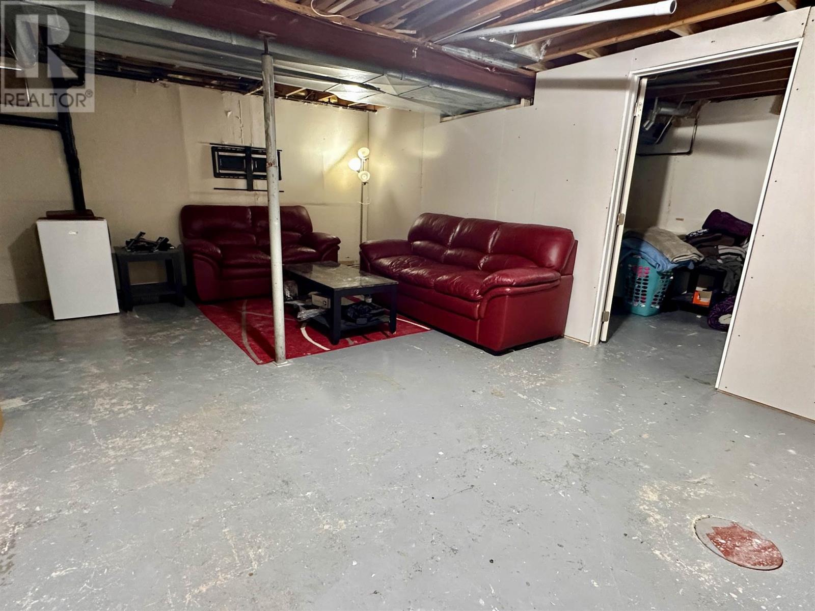 












38 Pearson DR

,
Elliot Lake,




Ontario
P5A2V6

