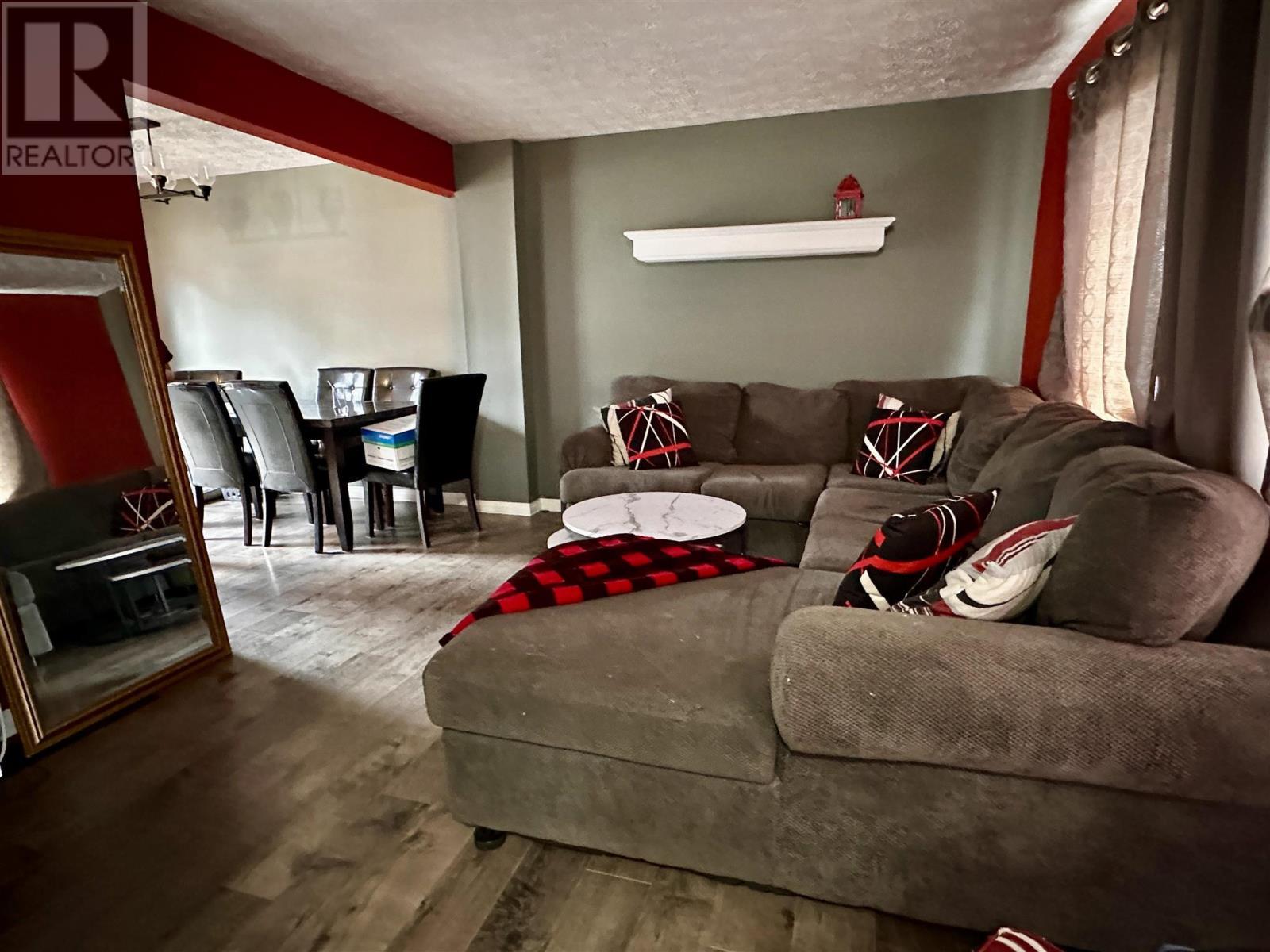 












38 Pearson DR

,
Elliot Lake,




Ontario
P5A2V6

