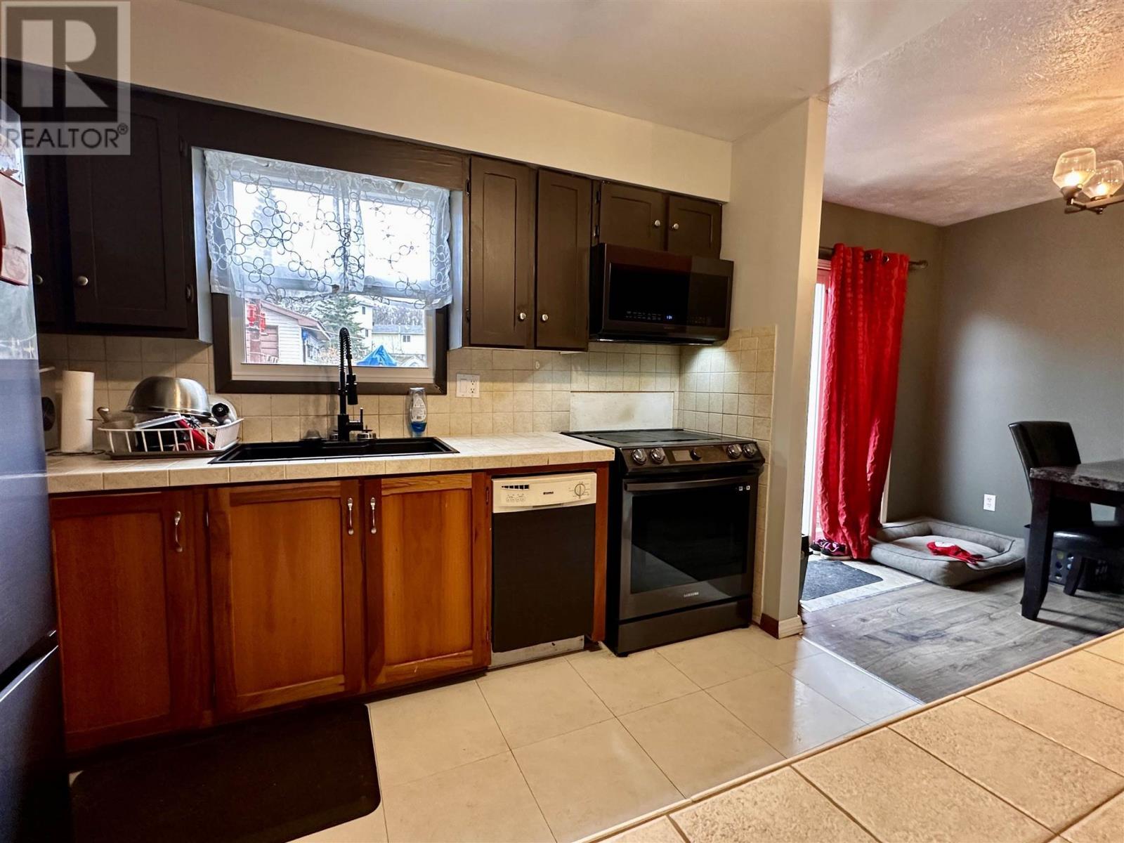 












38 Pearson DR

,
Elliot Lake,




Ontario
P5A2V6

