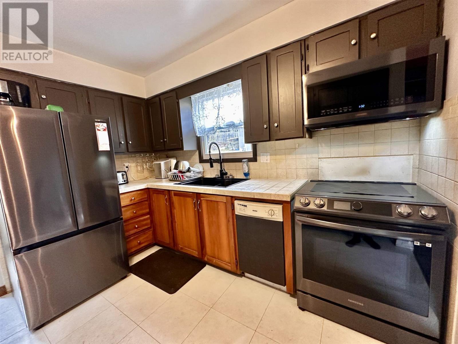 












38 Pearson DR

,
Elliot Lake,




Ontario
P5A2V6

