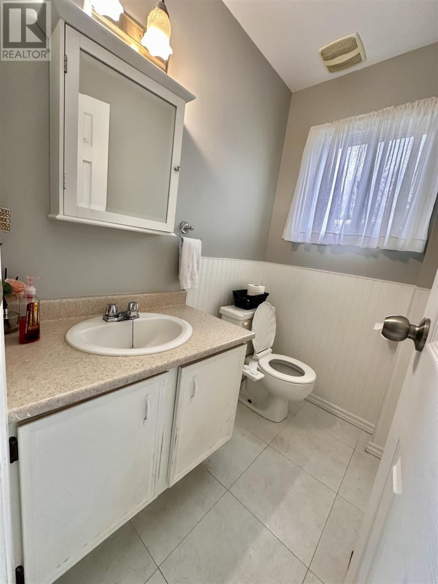 












38 Pearson DR

,
Elliot Lake,




Ontario
P5A2V6

