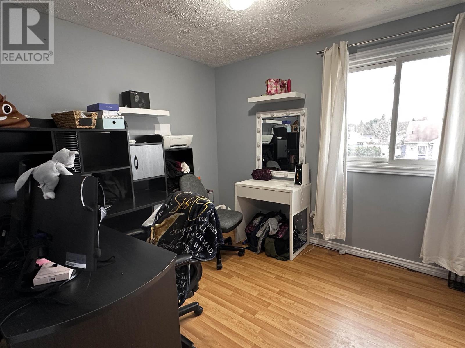 












38 Pearson DR

,
Elliot Lake,




Ontario
P5A2V6

