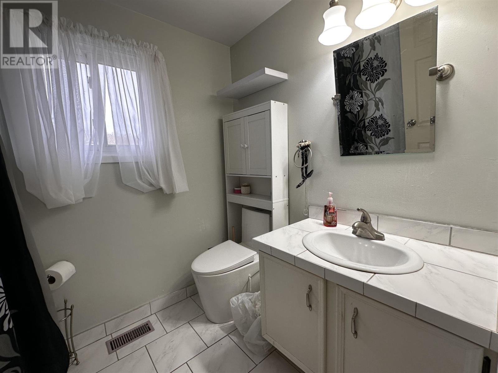 












38 Pearson DR

,
Elliot Lake,




Ontario
P5A2V6

