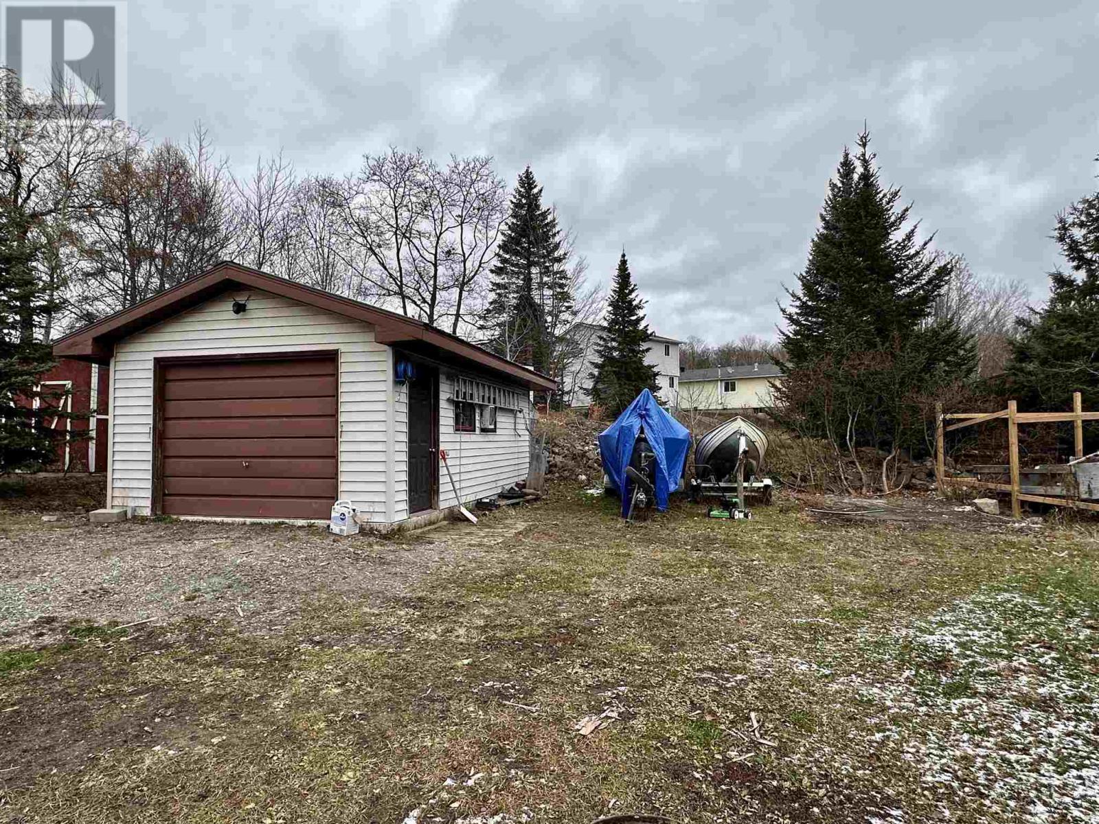 












38 Pearson DR

,
Elliot Lake,




Ontario
P5A2V6


