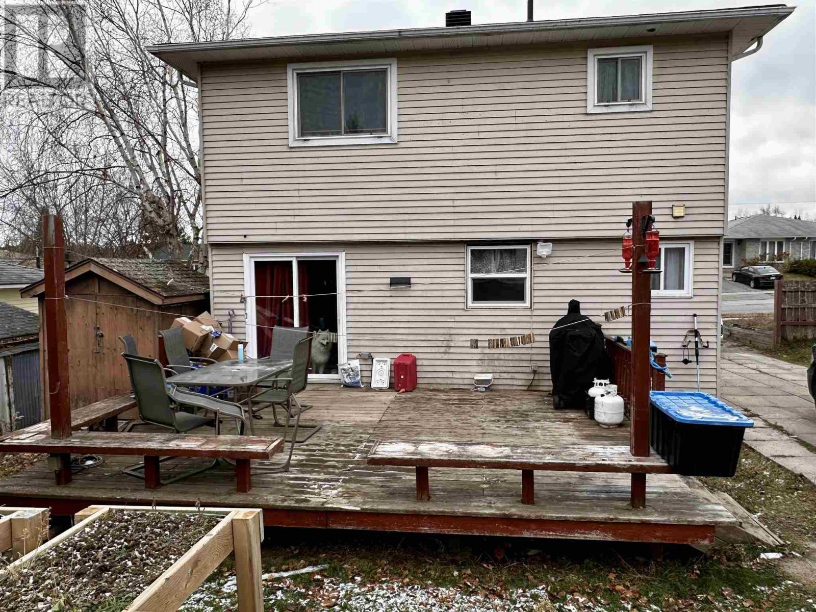 












38 Pearson DR

,
Elliot Lake,




Ontario
P5A2V6

