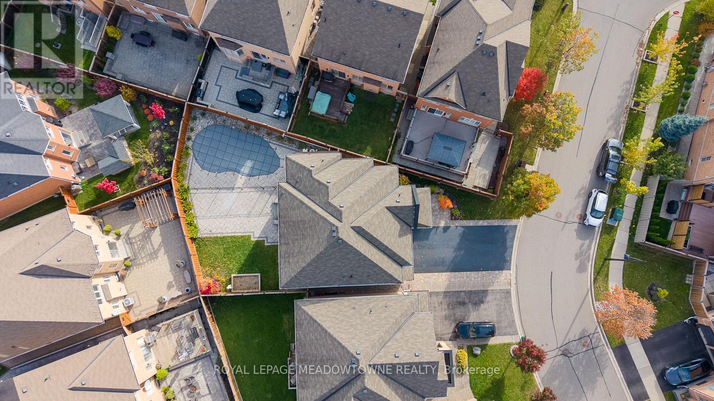 












195 HUDDLESTONE CRESCENT

,
Milton,




Ontario
L9T8M9

