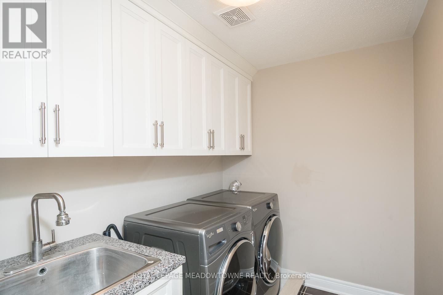 












195 HUDDLESTONE CRESCENT

,
Milton,




Ontario
L9T8M9

