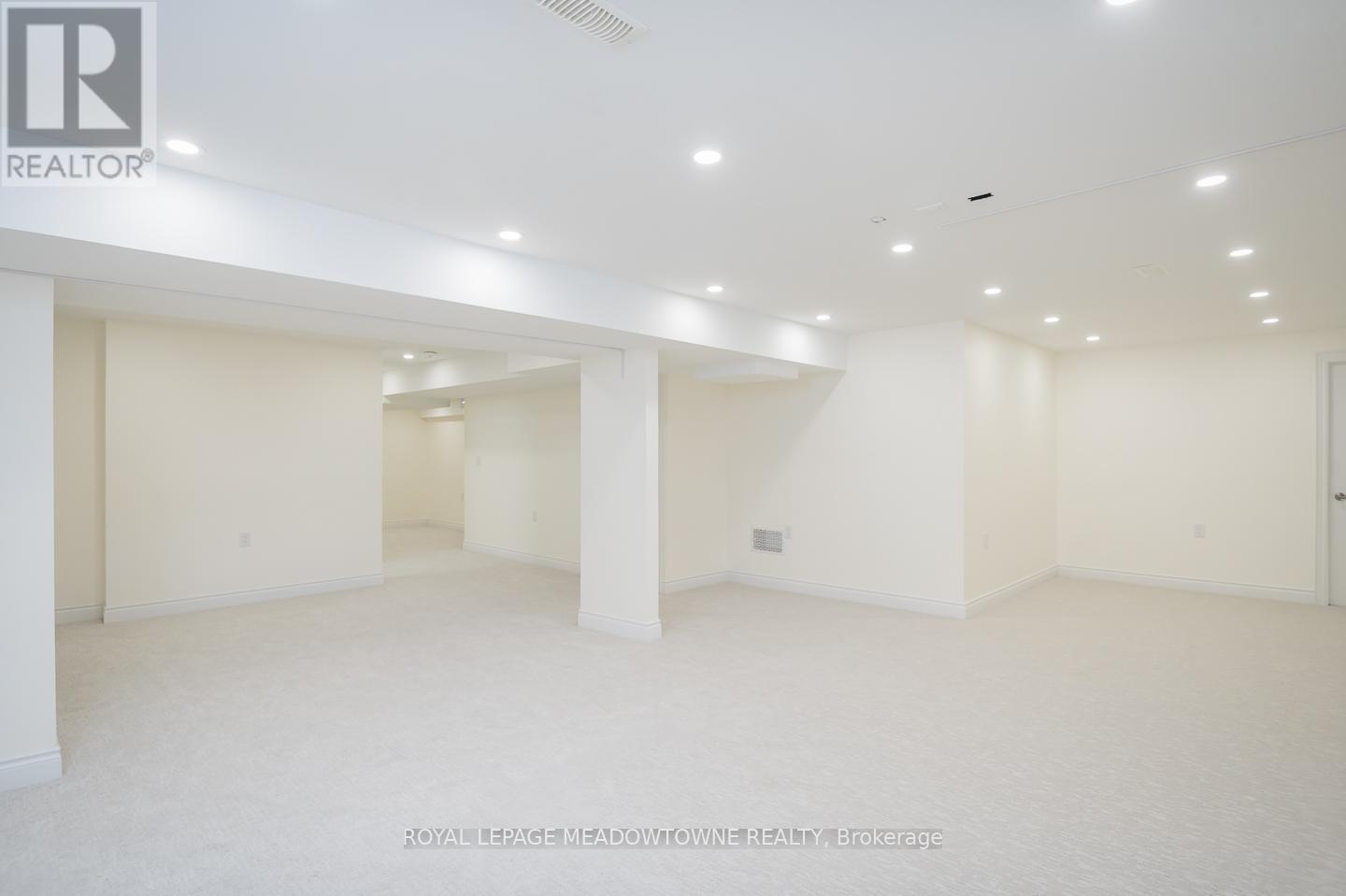 












195 HUDDLESTONE CRESCENT

,
Milton,




Ontario
L9T8M9

