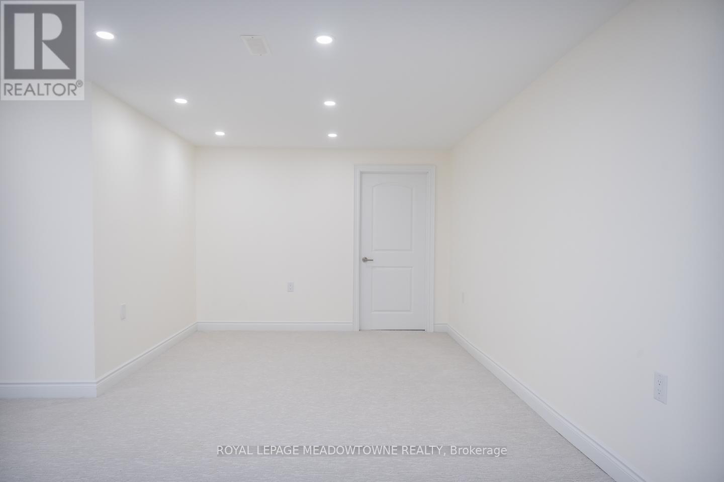 












195 HUDDLESTONE CRESCENT

,
Milton,




Ontario
L9T8M9

