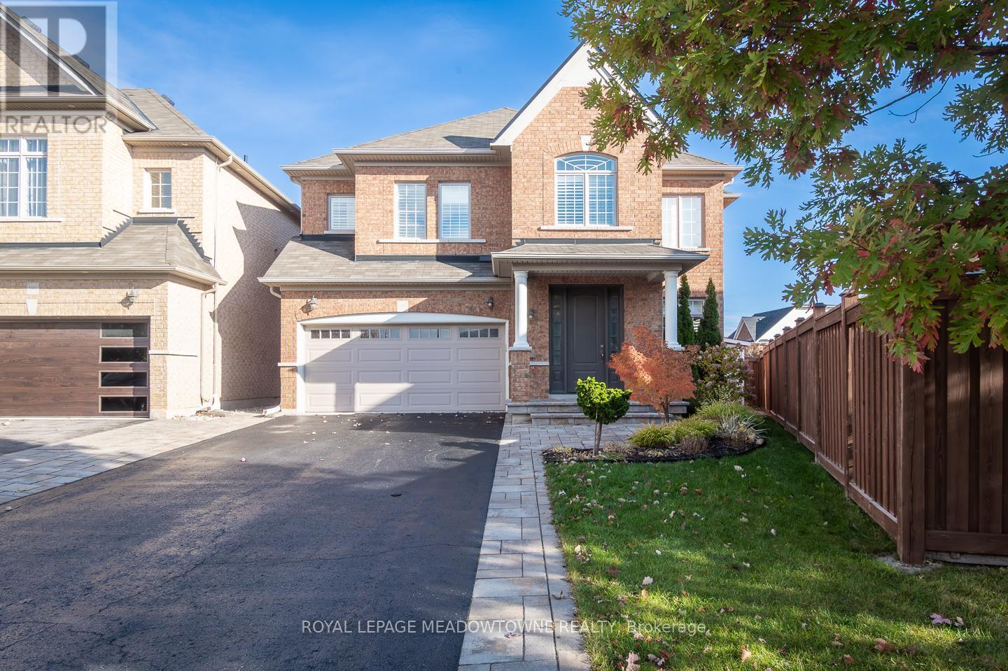 












195 HUDDLESTONE CRESCENT

,
Milton,




Ontario
L9T8M9

