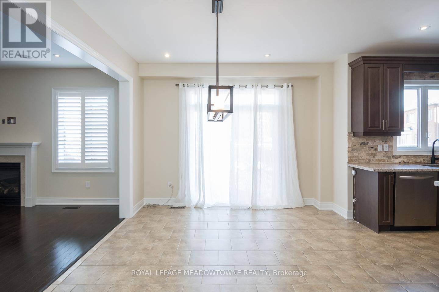 












195 HUDDLESTONE CRESCENT

,
Milton,




Ontario
L9T8M9

