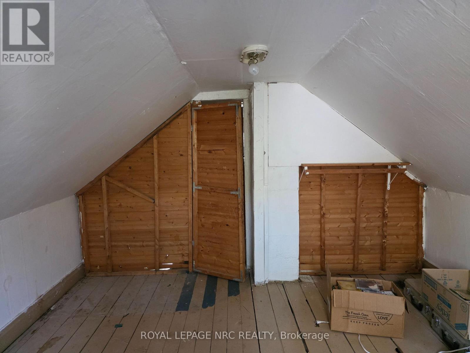 












39 MANCHESTER AVENUE

,
St. Catharines (Haig),




Ontario
L2R1N9

