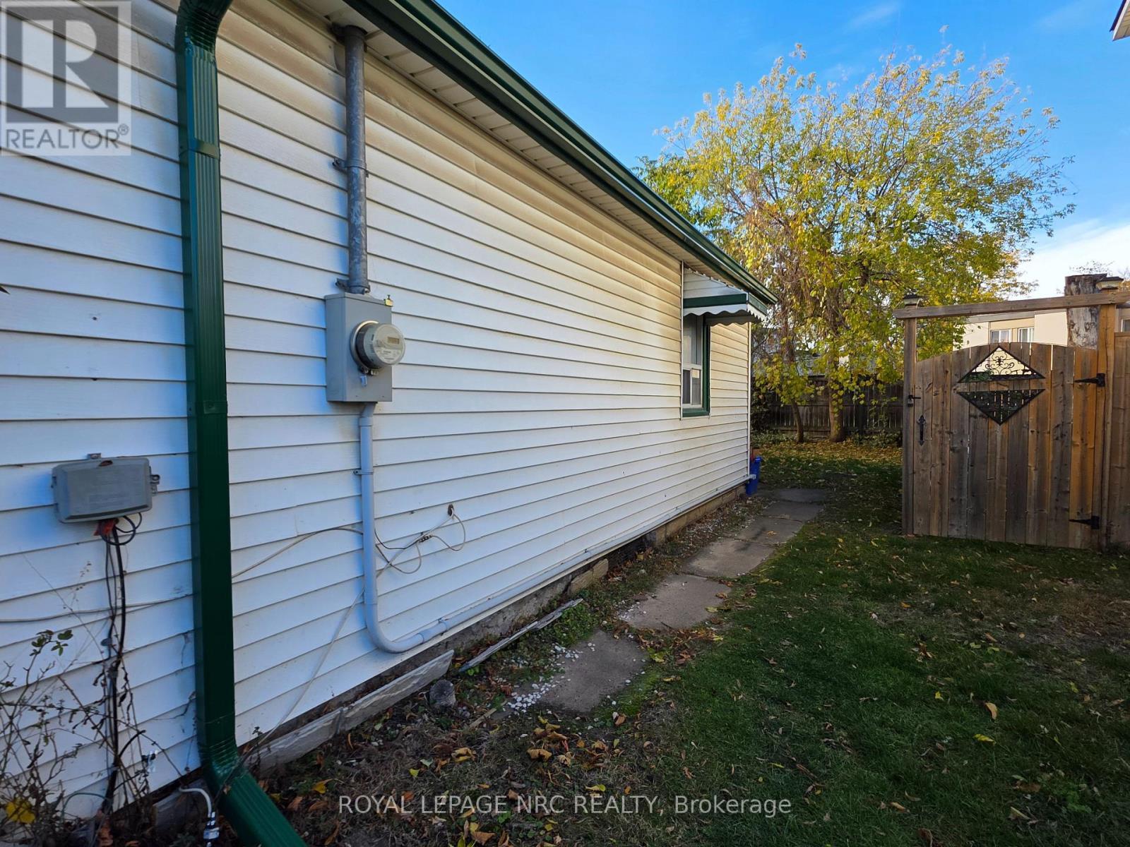 












39 MANCHESTER AVENUE

,
St. Catharines (Haig),




Ontario
L2R1N9

