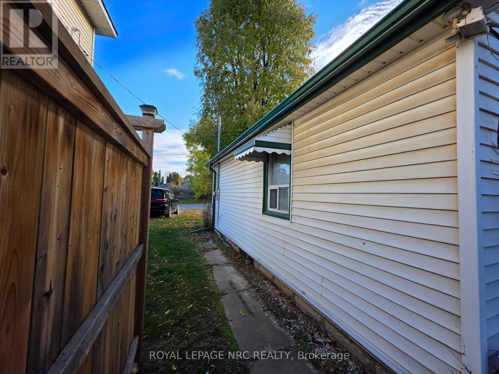 












39 MANCHESTER AVENUE

,
St. Catharines (Haig),




Ontario
L2R1N9

