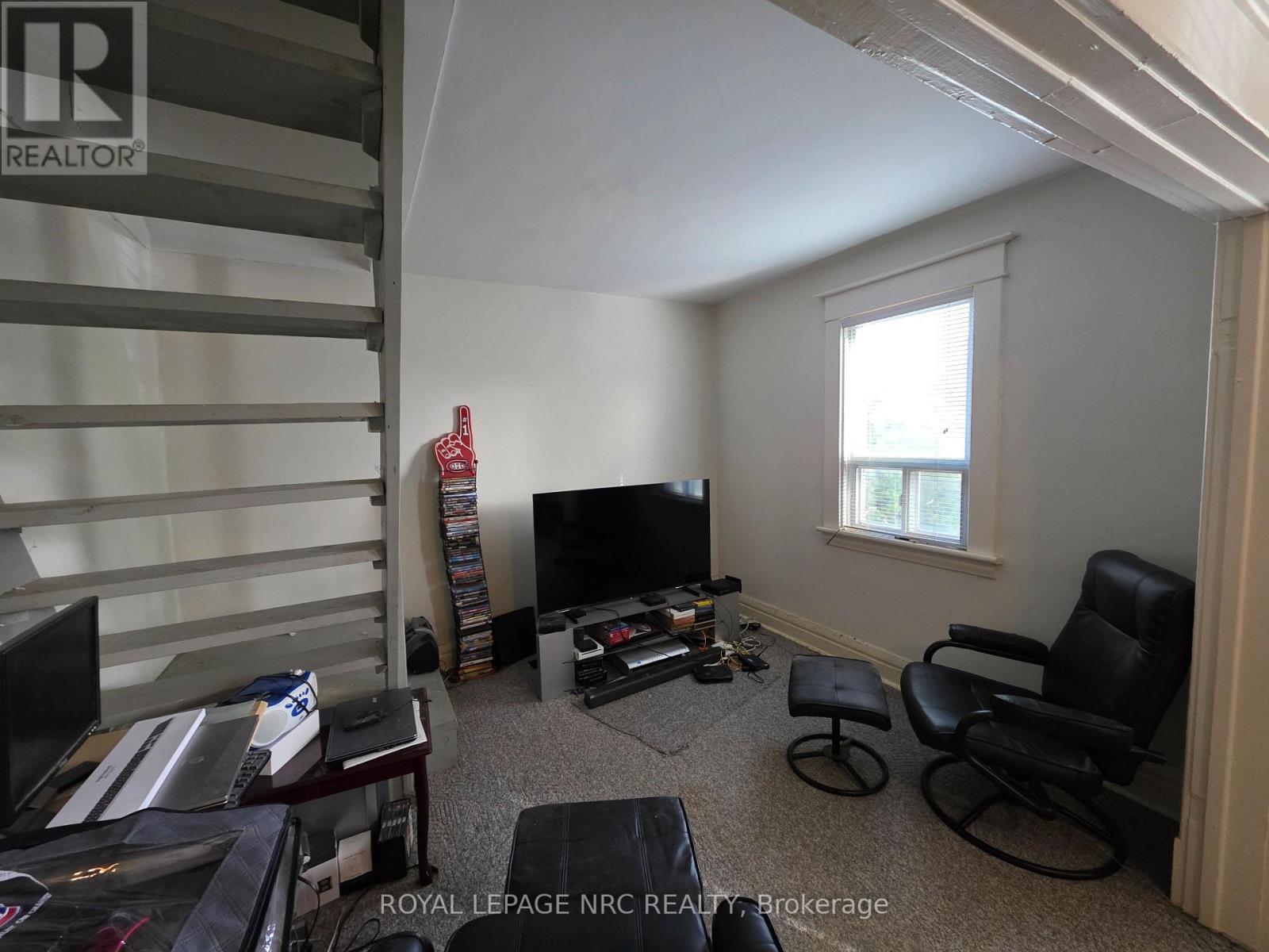 












39 MANCHESTER AVENUE

,
St. Catharines (Haig),




Ontario
L2R1N9

