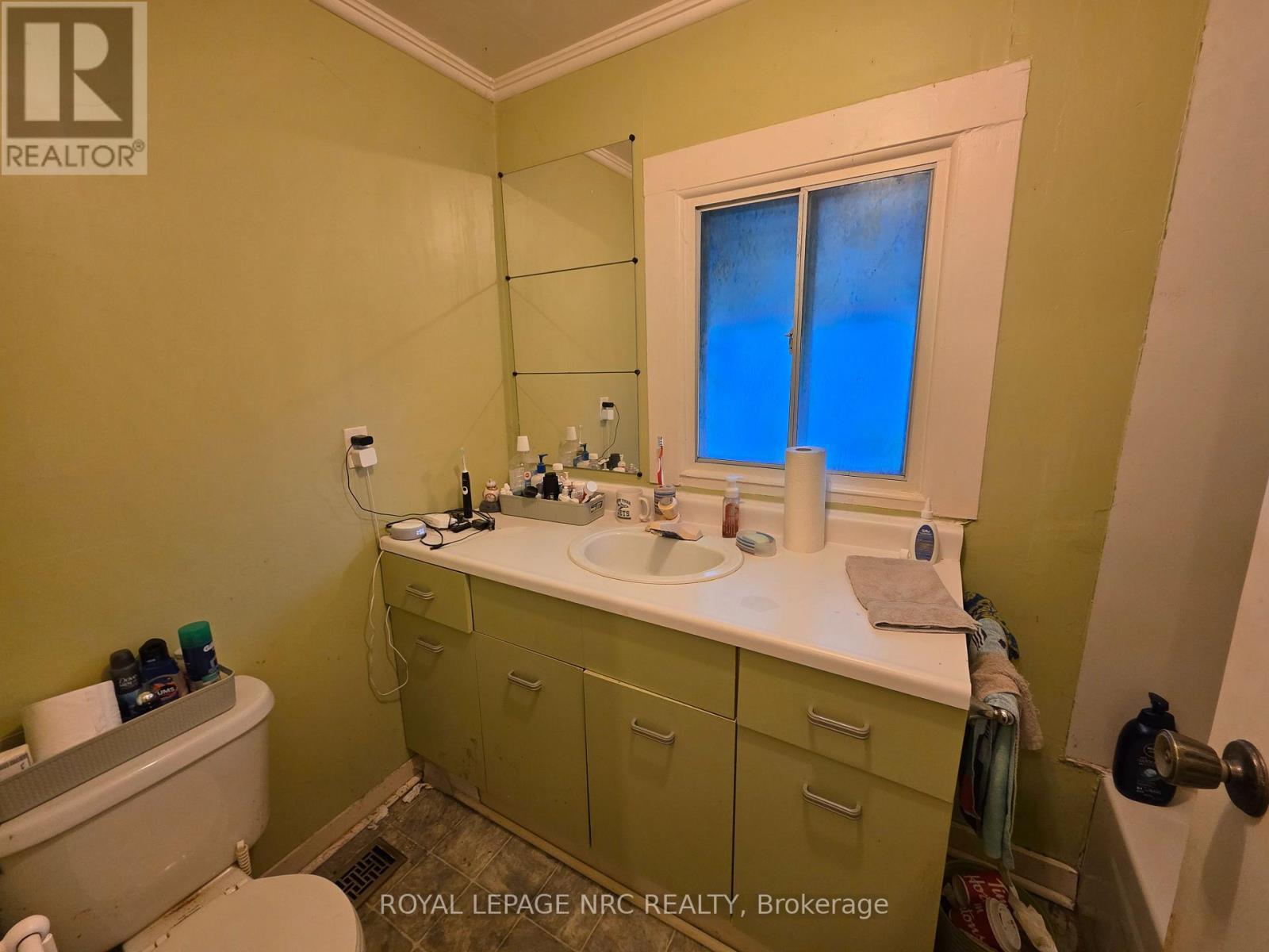 












39 MANCHESTER AVENUE

,
St. Catharines (Haig),




Ontario
L2R1N9

