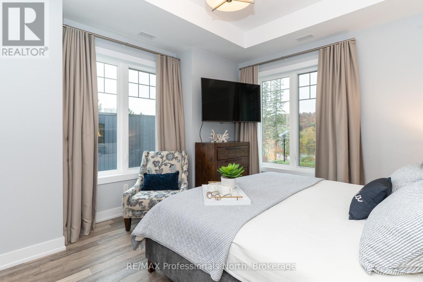 












100 - 25 PEN LAKE POINT ROAD

,
Huntsville (Chaffey),




Ontario
P1H1A9

